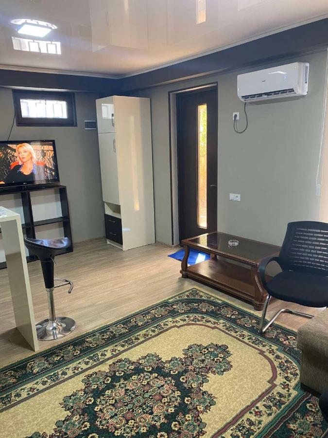 Art Hole Bed & Breakfast Kutaisi Exterior photo